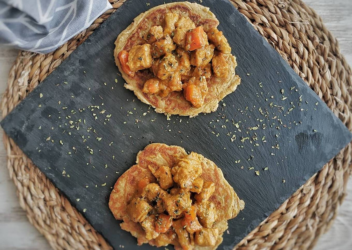Tortitas de plátano con estofado de carne