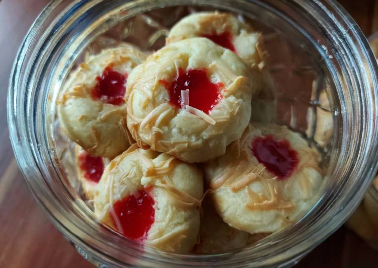 Resep Terbaik Crunchy Strawbeery cheese thumbprint cookies Mantul Banget