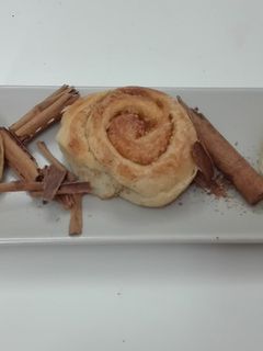 Una foto de Caracolas de canela y napolitanas de chocolate (Bollería hojaldada)