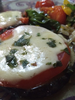 Una foto de Mini pizzas de berenjenas