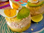 Una foto de causa rellena de atun