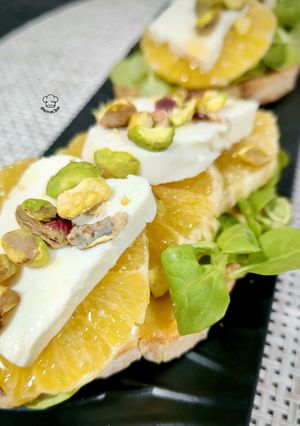 Una foto de Tosta de queso fresco y naranja con orange curd