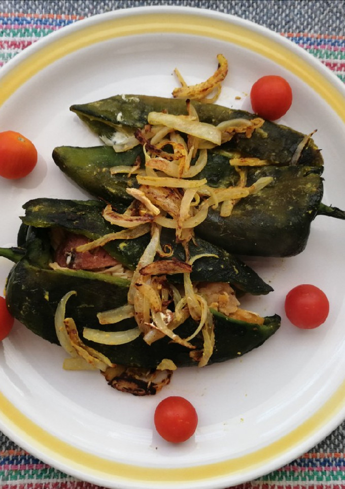 Una foto de Chile poblano relleno a la mostaza💛