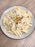 Macarrones con nata, pistacho y gorgonzola