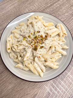 Una foto de Macarrones con nata, pistacho y gorgonzola
