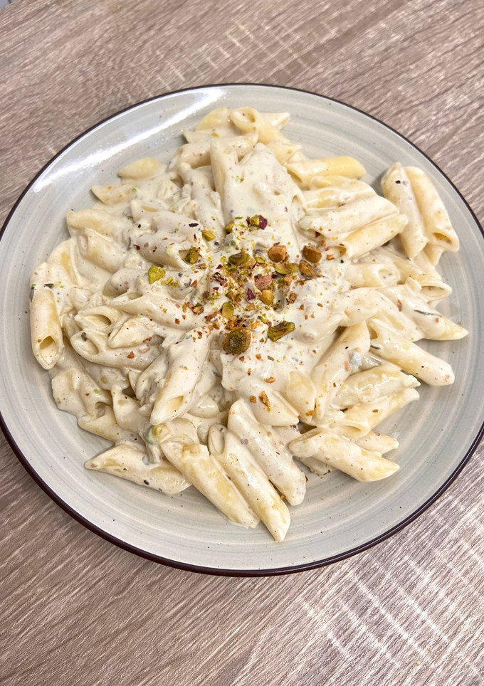 Una foto de Macarrones con nata, pistacho y gorgonzola