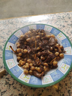 Una foto de Garbanzos con morcilla y setas