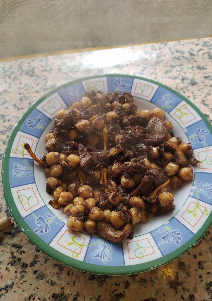 Una foto de Garbanzos con morcilla y setas