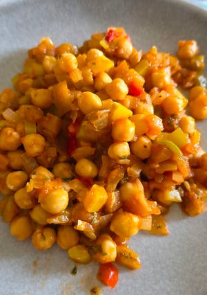 Una foto de Revuelto de Berenjena con ajo, pimiento y garbanzos