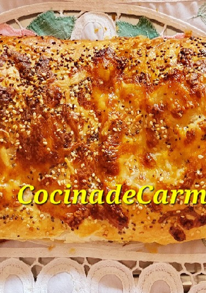 Una foto de Hojaldre relleno de revuelto de champiñones con jamón y huevo