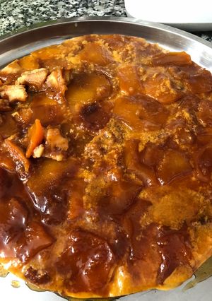 Una foto de Torta invertida de melocotón y flan