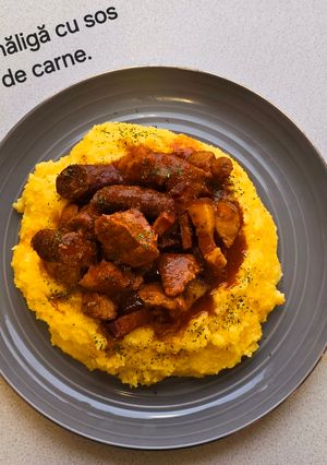 O poză a rețetei Mămăligă cu sos de carne.