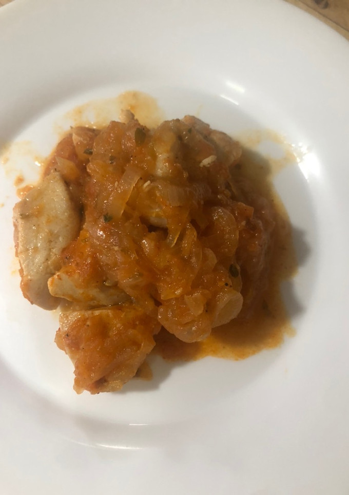 Una foto de Pollo encebollado