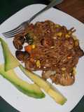 Espaguetis con vegetales mixto pechuguitas de pollo y camarón
