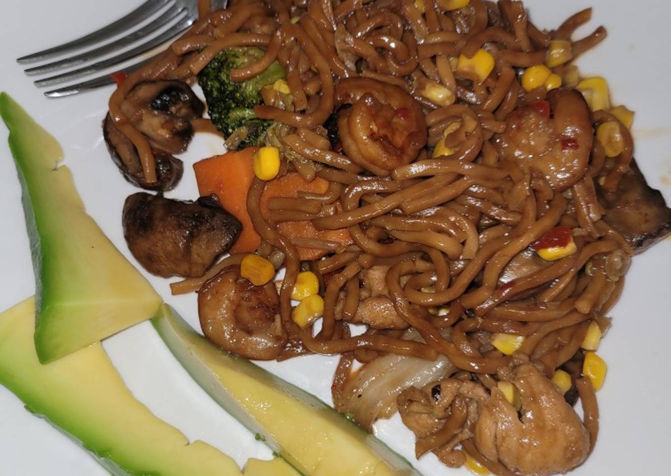 Espaguetis con vegetales mixto pechuguitas de pollo y camarón