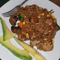 Una foto de Espaguetis con vegetales mixto pechuguitas de pollo y camarón