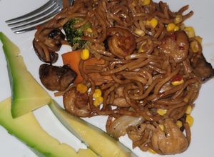 Una foto de Espaguetis con vegetales mixto pechuguitas de pollo y camarón
