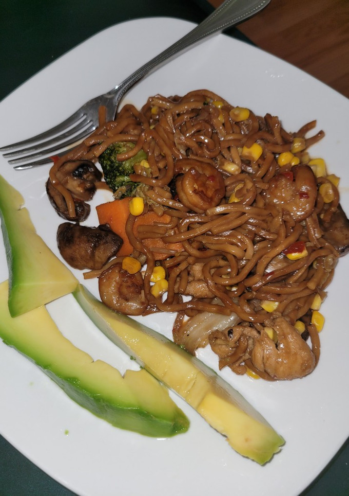 Una foto de Espaguetis con vegetales mixto pechuguitas de pollo y camarón