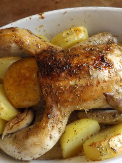 Una foto de Pollito y patatas asados con mantequilla, al romero y ajos