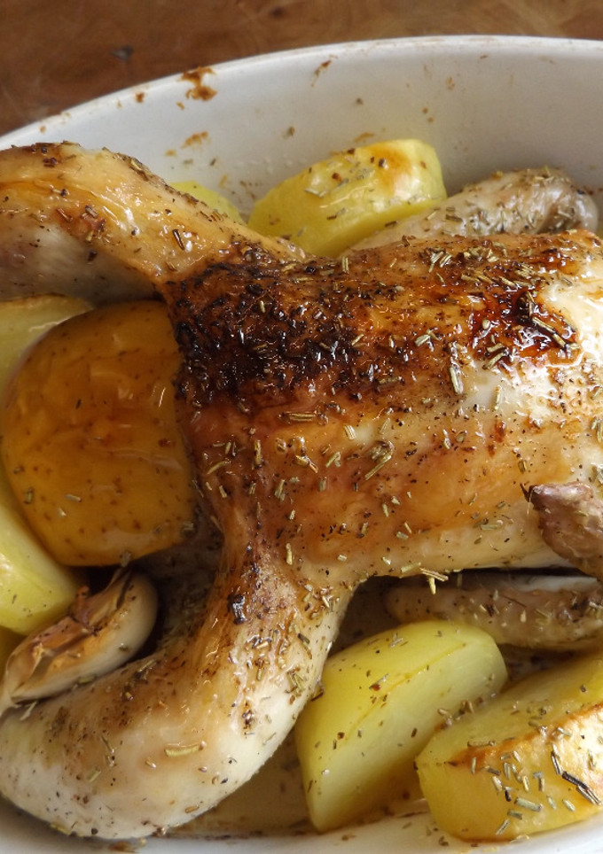 Una foto de Pollito y patatas asados con mantequilla, al romero y ajos