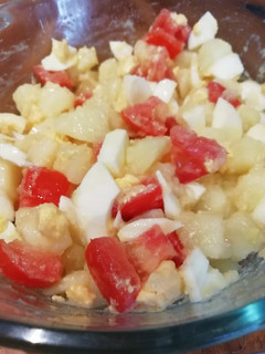 Una foto de Ensalada de papas tomate y huevo