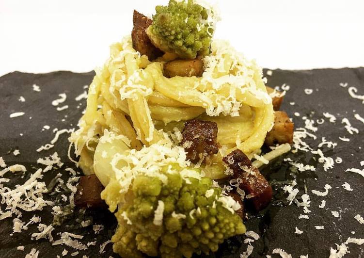 Spaghettoni con broccolo romanesco, seitan croccante e pecorino