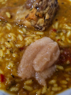 Una foto de Arroz meloso de conejo y alioli de membrillo