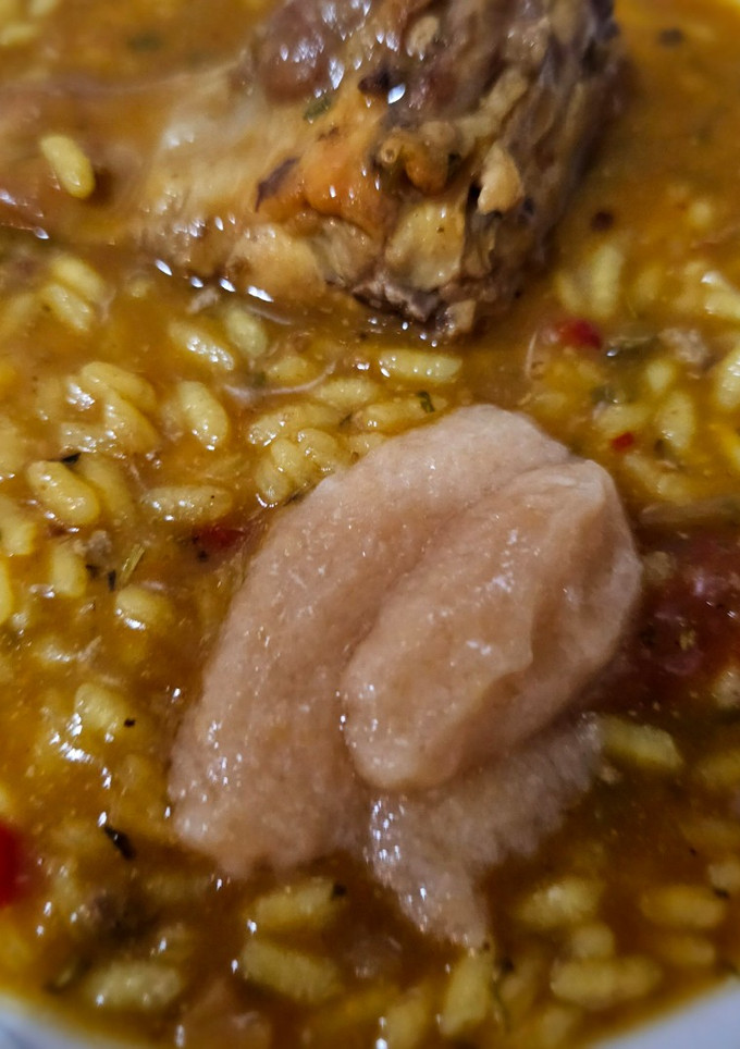 Una foto de Arroz meloso de conejo y alioli de membrillo