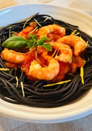 Tintahalas spagetti paradicsomszósszal, garnélával recept fotója