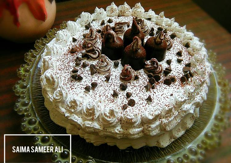 Chocolate sponge cake in pateela on stove