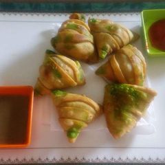 A picture of Cheese palak samosa.