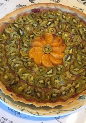 Une photo de Tarte aux kiwis, mandarine, pêches et rhubarbe (pâte brisée sucrée à l'huile de tournesol)