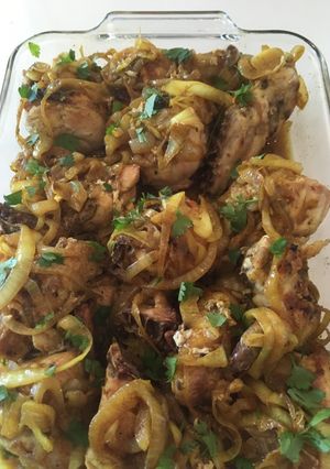 Una foto de Pollo encebollado