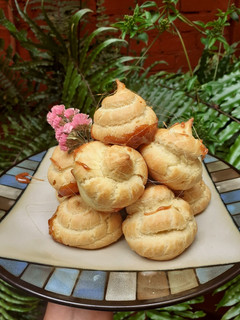Una foto de Croquembouche, rellenos con una crema pastelera de limón
