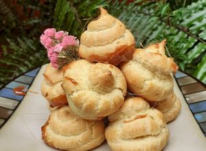 Una foto de Croquembouche, rellenos con una crema pastelera de limón