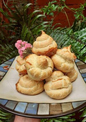 Una foto de Croquembouche, rellenos con una crema pastelera de limón