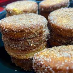 Una foto de Galletas rellenas de crema pastelera (Matasuegras)