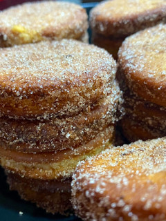 Una foto de Galletas rellenas de crema pastelera (Matasuegras)