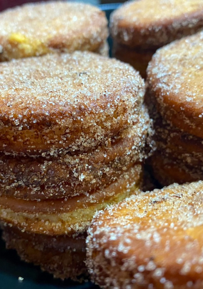 Una foto de Galletas rellenas de crema pastelera (Matasuegras)