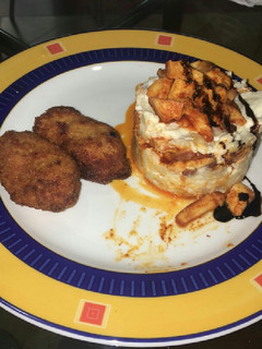Una foto de Ensaladilla con pulpo y vinagre de Módena con croquetas
