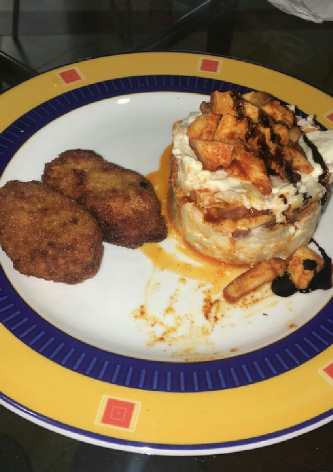 Una foto de Ensaladilla con pulpo y vinagre de Módena con croquetas