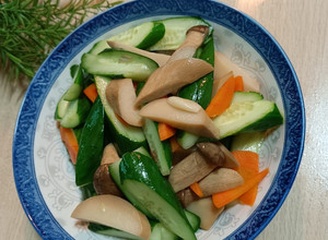 小黃瓜炒杏鮑菇 的食譜成品照片