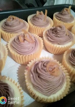 Una foto de Cupcakes de naranja con buttercream de chocolate y naranja caram