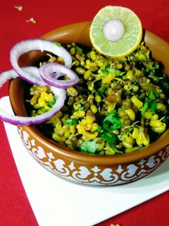 मटकीची उसळ (matki chi usal recipe in marathi) रेसिपी चे मुख्य फोटो 