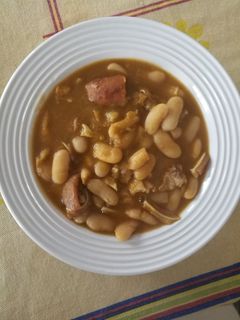 Una foto de Habichuelas con chorizo y oreja