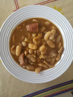 Una foto de Habichuelas con chorizo y oreja
