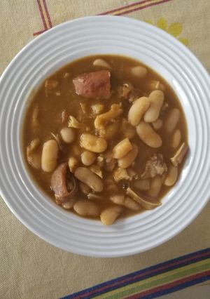 Una foto de Habichuelas con chorizo y oreja
