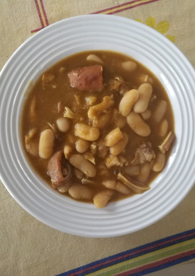 Una foto de Habichuelas con chorizo y oreja