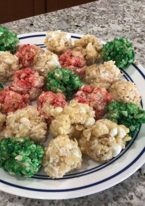 A picture of Christmas Rice Krispie Treats.