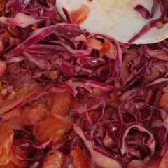 Una foto de Ensalada fácil de col/repollo morada y más